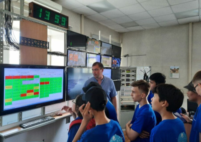 Компания «АрктикТелеком» провела экскурсию для учащихся летней аэрокосмической школы /    