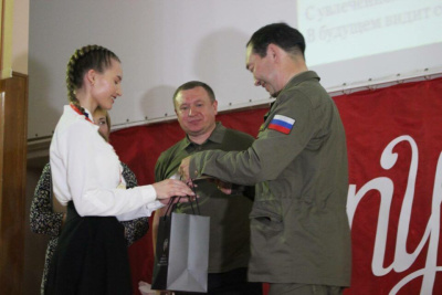 Глава Якутии посетил в ДНР чествование медалистов школ города Кировское /    Республика Саха (Якутия)