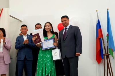 Премьер Якутии вручил дипломы выпускникам ЯФЭК /    Республика Саха (Якутия)