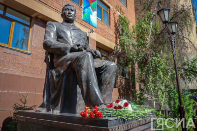 В День национальной печати в Якутии возложили цветы к памятнику Василию Никифорову-Кюлюмнюру /    Республика Саха (Якутия)