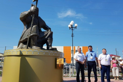 В Борогонцах открыли памятник родоначальнику устьалданцев Легой Тойону /    