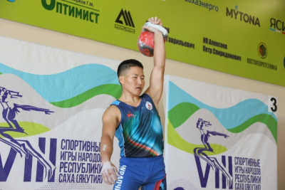 Гиревик Егор Попов принес победу сборной Чурапчинского района на Играх народов Якутии  /   Чурапчинский Республика Саха (Якутия)
