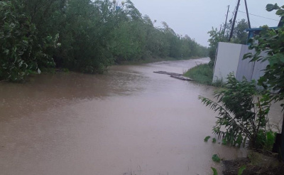 В Олёкминске второй день идут сильные дожди. Подтоплены дома, улицы, есть перебои с электроэнергией /   Олекминский Республика Саха (Якутия)