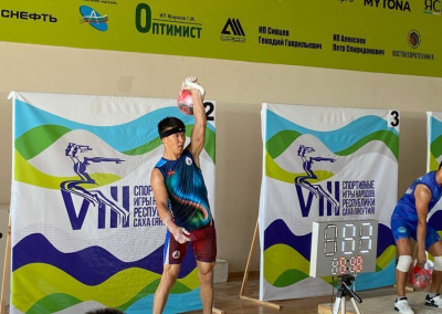 Гиревик Владимир Оленов из сборной Якутска завоевал первое место на Играх народов Якутии /  Якутск Якутск Республика Саха (Якутия)