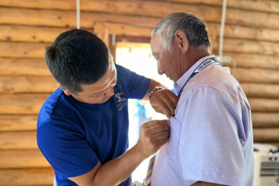 Леонид Спиридонов вручил нагрудные знаки ветеранов спорта на Играх народов Якутии /    Республика Саха (Якутия)