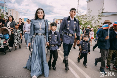 В Якутске состоялся первый парад-шествие ко Всероссийскому Дню семьи, любви и верности /  Якутск Якутск Республика Саха (Якутия)