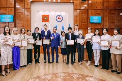 Глава Якутии поздравил стобалльников и их учителей с успешной сдачей ЕГЭ /    Республика Саха (Якутия)