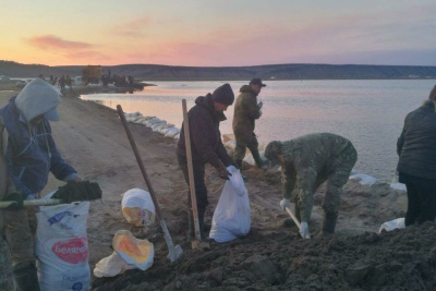 В Батагае к берегоукрепительным работам привлечены около 70 человек и техника /    