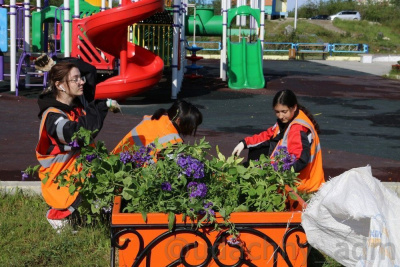 Подростки участвуют в озеленении Удачного /   Мирнинский 