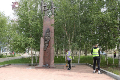 Трудовой отряд ЦДО облагородил территорию возле памятника воинам-интернационалистам /   Мирнинский Мирнинский