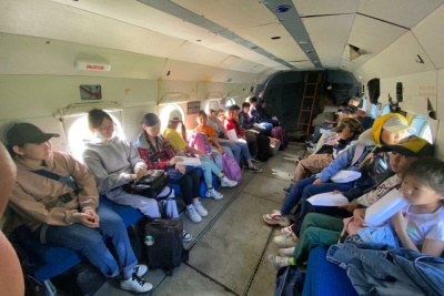 Ещё 52 ребенка из пострадавших от паводка сёл прилетели в Якутск /    Республика Саха (Якутия)