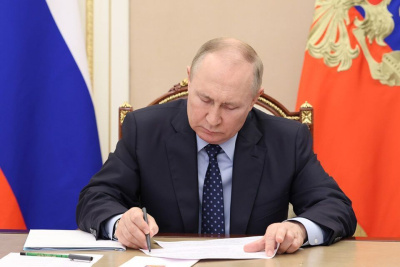 Путин подписал закон об индексации с 1 июня на 10% военных пенсий /    