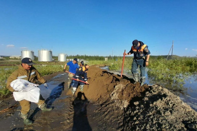 Насыпь остановила проникновение воды в поселок Батагай /    