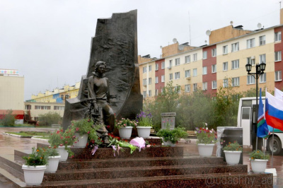 Алмазодобытчики Удачного возложили цветы к памятнику Ларисы Попугаевой /   Мирнинский 