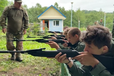 Инструкторы центра «Воин» обучают подростков боевому снайпингу / ЯСИА   