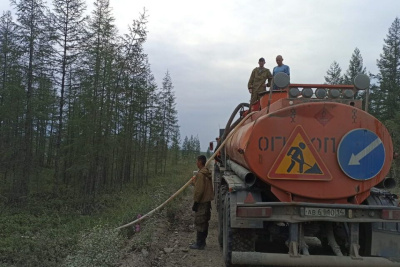 В Оймяконском районе ландшафтный пожар тушат при помощи автоводовозки /   Оймяконский Республика Саха (Якутия)