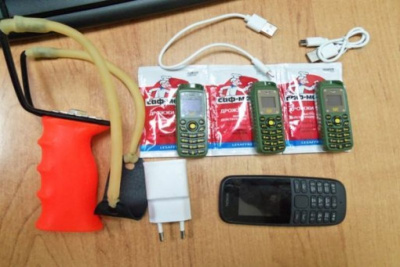 В Якутии осужденным пытались переправить сотовые телефоны при помощи рогатки /    Республика Саха (Якутия)