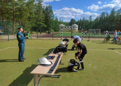 В Мирном прошли соревнования по пожарно-прикладному спорту среди детей и подростков /    