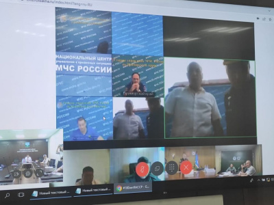 На тушении пожара работают свыше 70 человек и техника /   Мирнинский Мирнинский