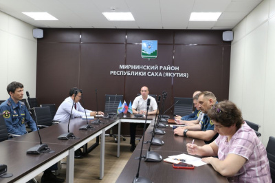 В Мирнинском районе продолжается тушение трех лесных пожаров, один локализован /   Мирнинский Республика Саха (Якутия)