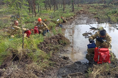 Спасатели продолжают борьбу с ландшафтным пожаром в Оймяконском районе /   Оймяконский Республика Саха (Якутия)