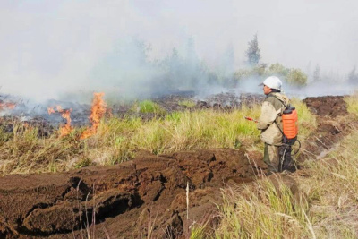 В селе Налимск Среднеколымского района пустили встречный пал для борьбы с огнем /   Среднеколымский Республика Саха (Якутия)
