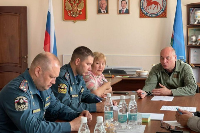 В селе Арылах Мирнинского района продолжается борьба с пожаром /   Мирнинский Республика Саха (Якутия)