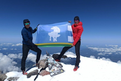 На вершину Эльбруса водрузили флаг Усть-Алданского района Якутии /   Усть-Алданский Республика Саха (Якутия)