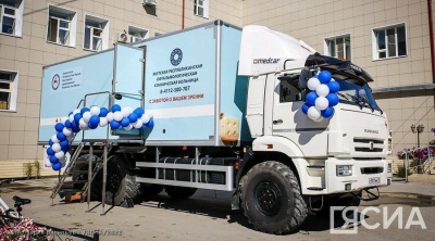 Ключи от передвижного офтальмологического комплекса вручили республиканской клинической больнице /    