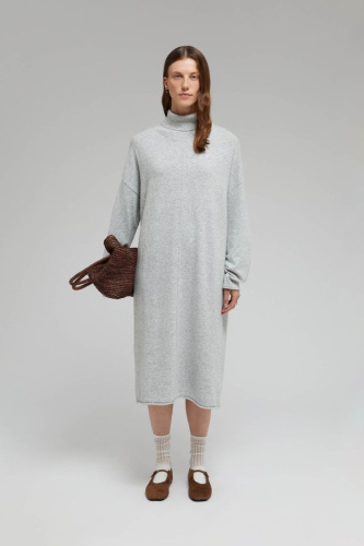 Вязаное платье свободного кроя с воротником-стойкой
