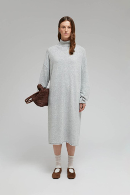 Вязаное платье свободного кроя с воротником-стойкой