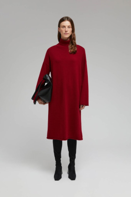 Вязаное платье свободного кроя с воротником-стойкой