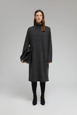 Вязаное платье свободного кроя с воротником-стойкой