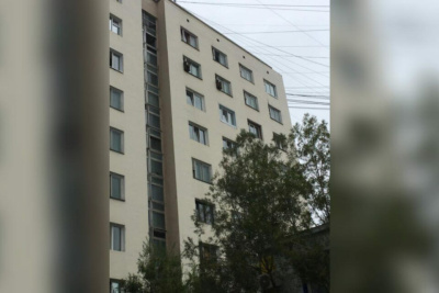 В Якутске пьяный мужчина пытался скинуть с девятого этажа двоих детей /  Якутск Якутск Республика Саха (Якутия)