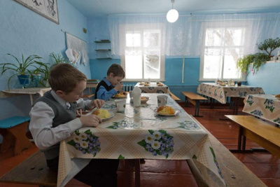 Борщ, сосиски и пельмени возглавили список любимых блюд у школьников России /    