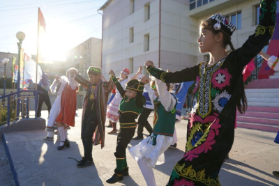 Праздник дружбы народов отметили в Якутске в День государственного флага /  Якутск Якутск Республика Саха (Якутия)