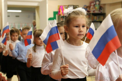 Об истории российского триколора рассказали в детском саду «Сказка» /  Мирный Мирнинский Республика Саха (Якутия)