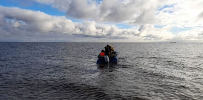 На моторной лодке по морю выехали члены избиркома для организации досрочного голосования в Якутии /    Республика Саха (Якутия)