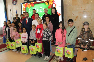 Администрация Мирнинского района оказывает семьям помощь в подготовке к школе /  Мирный Мирнинский Республика Саха (Якутия)