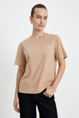 Базовая футболка прямого кроя