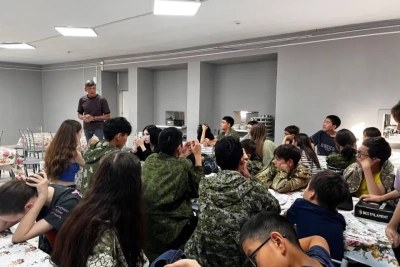 Ветеран СВО провел лекцию в детском лагере Якутска в рамках акции «Служу Отечеству» / ЯСИА   