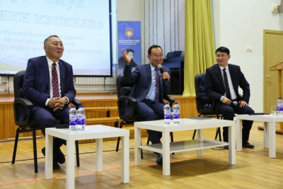 Перед новым учебным годом глава Якутии дал напутствия школьникам Верхневилюйского района /   Верхневилюйский Республика Саха (Якутия)