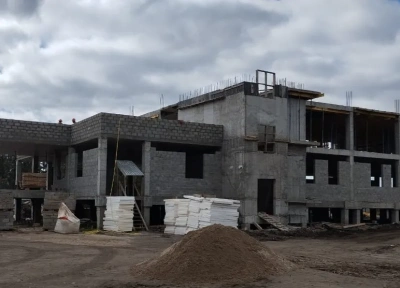 В Нюрбе строительство нового лечебного корпуса ЦРБ завершится в конце 2025 года / ЯСИА   