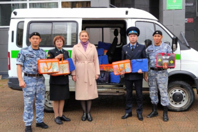 Судприставы Якутии отправили школьные принадлежности детям Донбасса /    Республика Саха (Якутия)