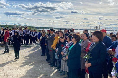 Цветы к памятнику Дмитрию Коркину возложили в Чурапчинском районе Якутии /   Чурапчинский Республика Саха (Якутия)