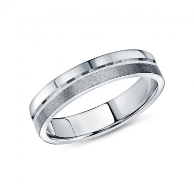 Золотое обручальное кольцо