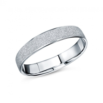 Золотое обручальное кольцо