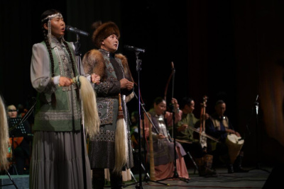 В Приморском драматическом театре прошел гала-концерт мастеров искусств Якутии /  Владивосток Город Владивосток Республика Саха (Якутия)