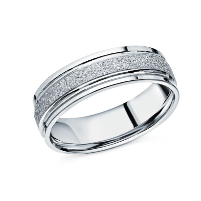 Золотое обручальное кольцо