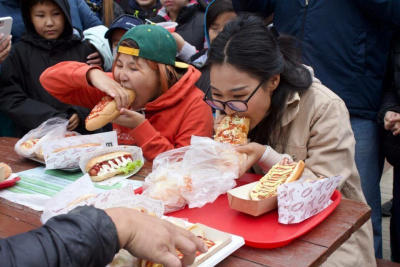 Конкурс по поеданию хот-догов состоялся в Якутске /  Якутск Якутск Республика Саха (Якутия)